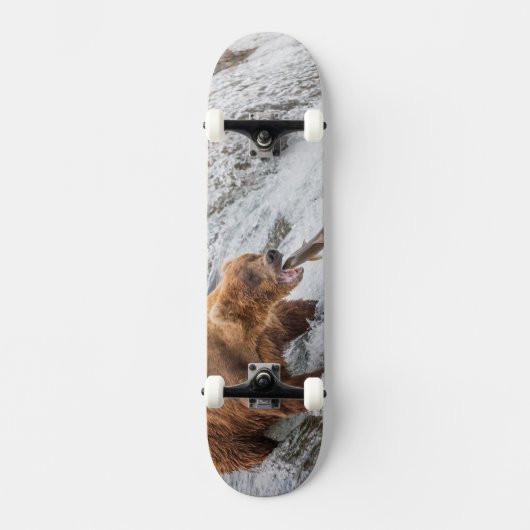 Bruine beer vangt rode zalm skateboard (Voorkant)