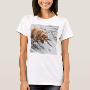 Bruine beer vangt rode zalm t-shirt