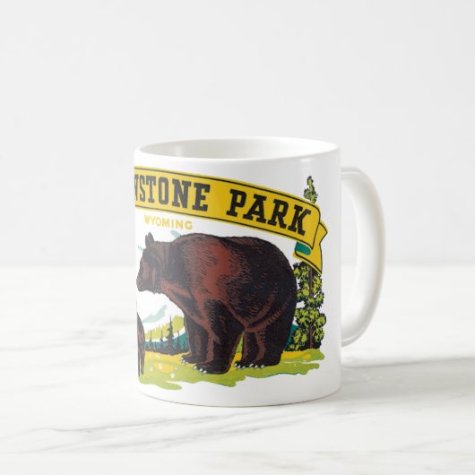 Bruine beren in Yellowstone National Park in oude  Koffiemok (Voorkant rechts)