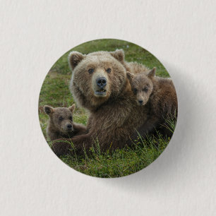 Bruine berenjongen knuffelen met hun moeder ronde button 3,2 cm