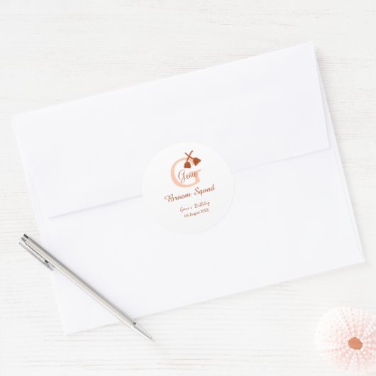 Bruine bezem Squad Verjaardag naam perzik monogram Ronde Sticker (Envelop)