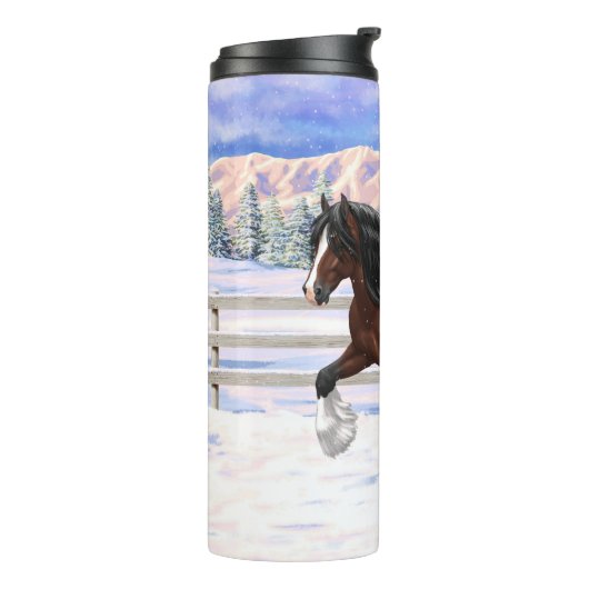 Bruine bruine bypsy verkenner in sneeuw thermosbeker (Gedraaid links)