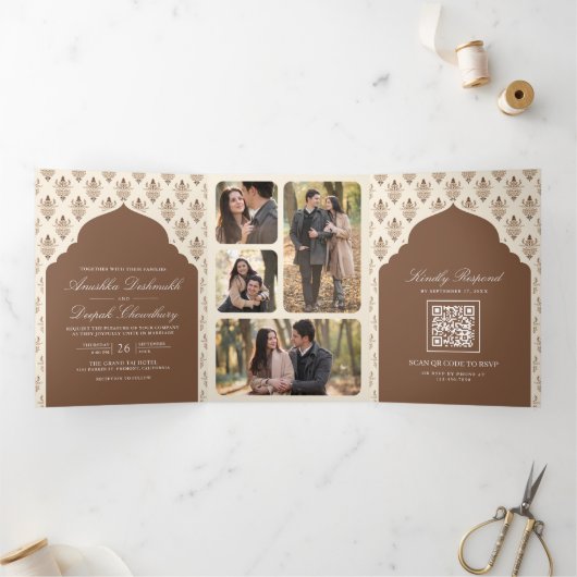 Bruine crème Ikat Alles in een Indiase bruiloft Drieluik Uitnodiging (Binnen)