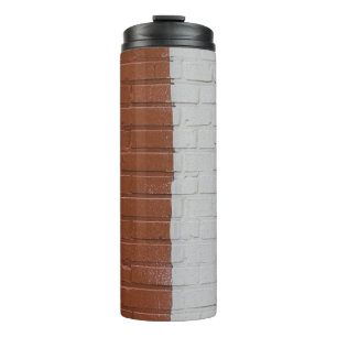 Bruine en witte betonwand thermosbeker
