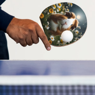 Bruine en witte cavia maan en madeliefjes, tafeltennisbatje