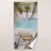 Bruine en zwarte armstoel naast zwembad in t badhanddoek (Badhanddoek)