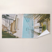 Bruine en zwarte armstoel naast zwembad in t badhanddoek (Badhanddoek)