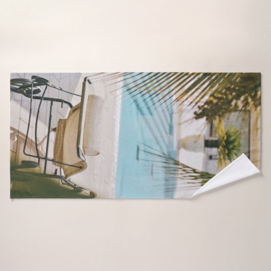 Bruine en zwarte armstoel naast zwembad in t badhanddoek (Badhanddoek)