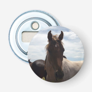 bruine face, button flesopener