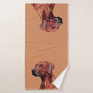 Bruine geometrische hond op bruin bad handdoek