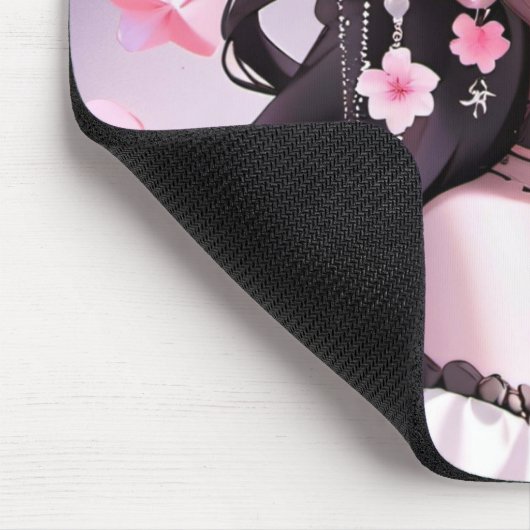 Bruine harige zeemeermin met roze bloemen in haar muismat (Hoek)