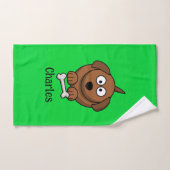 Bruine hond met bot gepersonaliseerd op groen handdoek (Handdoek)