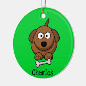 Bruine hond met bot gepersonaliseerd op groen keramisch ornament (Links)
