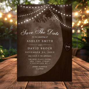 Bruine houten boom gesneden initialen lichtslinger save the date
