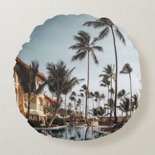 Bruine houten loungestoelen nabij zwembad omgeven  rond kussen