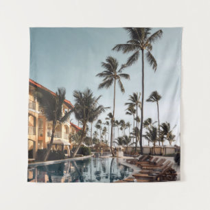 Bruine houten loungestoelen nabij zwembad omgeven  wandkleed