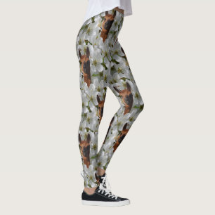 Bruine jonge alpaca in witte bloesems, leggings