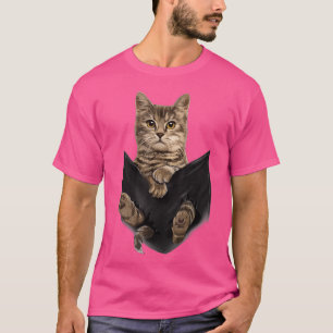Bruine kat zit in zakkat en schuurt t-shirt