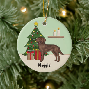 Bruine Labrador Retriever Hond Met Kerstboom Keramisch Ornament