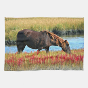 Bruine paard dat graast bij water theedoek