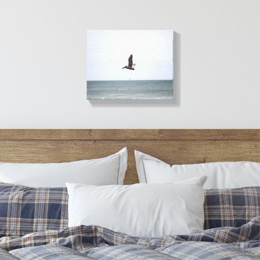 Bruine Pelikaan Vliegen Over de Oceaan Kleur 8x10 Canvas Afdruk (Insitu (Slaapkamer))