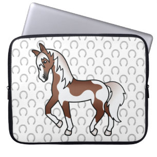 Bruine Pinto Dravend Paard Cartoon Illustratie Laptop Sleeve