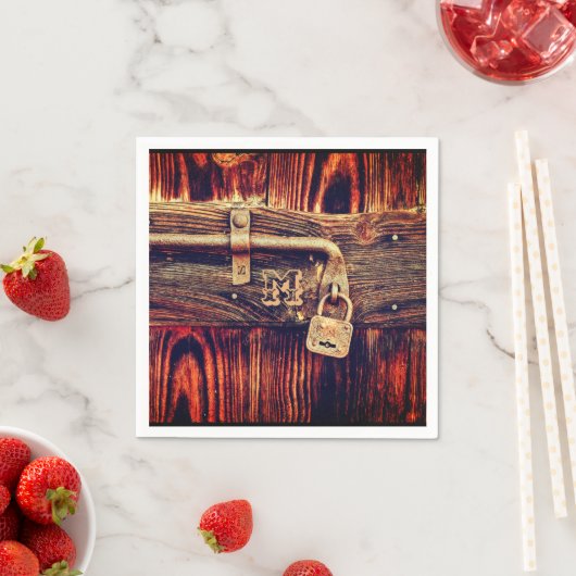 Bruine roestige houtnerf antieke messing slot servet (Insitu)