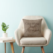 Bruine rustieke burlap-look bruiloft monogrammed n kussen (Stoel)