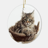  BRUINE TABBY MAINE COON CAT IN KATTENBED KERAMISCH ORNAMENT (Links)