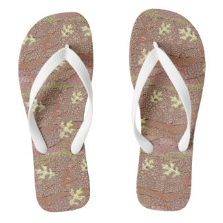 Bruine teenslippers op aarde