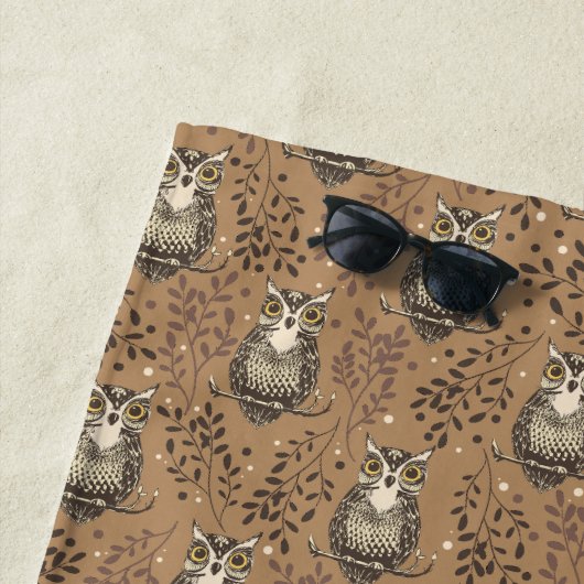 Bruine Uil Geïllustreerd Bospatroon Strandlaken (In situ)