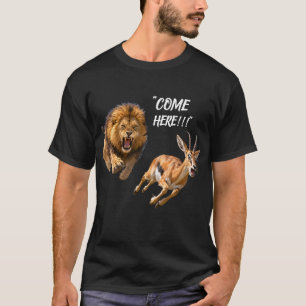 Brullende Leeuw Jaagt op Panische Antilope T-shirt