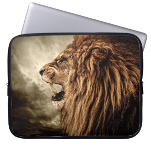 Brullende Leeuw: Majestueuze kunst. Laptop Sleeve