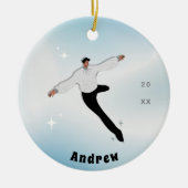 Brunette Boy Figuur Ice Skating Kind Naam & Jaar Keramisch Ornament (Voorkant)