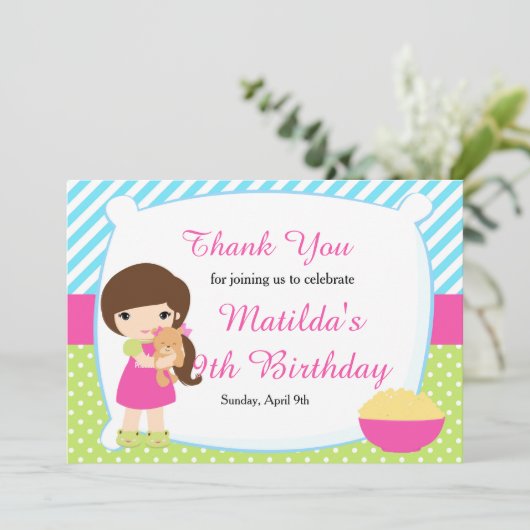 Brunette Haired Girl Sleepover Slumber Birthday Bedankkaart (Staand voorkant)