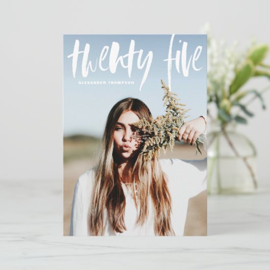 Brush blanc Typographie Graduation Invitation (Debout devant)