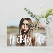 Brush blanc Typographie Graduation Invitation II (Debout devant)