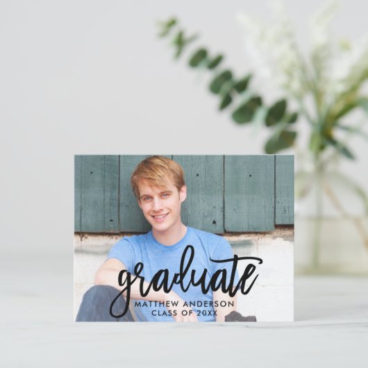 Brush Script Moderne Graduation Faire-part (Debout devant)