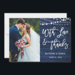 Brush Script Rustic Blue Wood Love Merci Mariage<br><div class="desc">Script de brosse moderne,  Bois bleu rustique et lumières à cordes,  avec amour et Merci Mariage Photo Carte de remerciements</div>