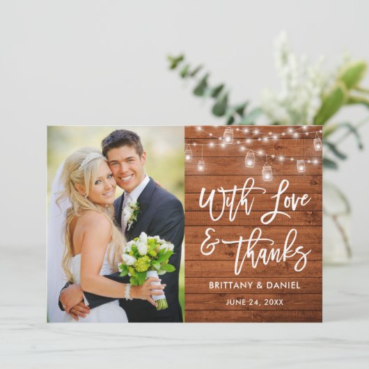 Brush Script Wood Lights Amour et Merci Mariage (Debout devant)