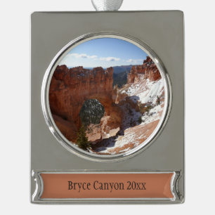 Bryce Canyon Natural Bridge Snowy Landscape Foto Verzilverd Banner Ornament