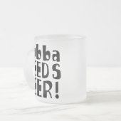 Bubba heeft Beer nodig. Matglas Koffiemok (Voorkant links)