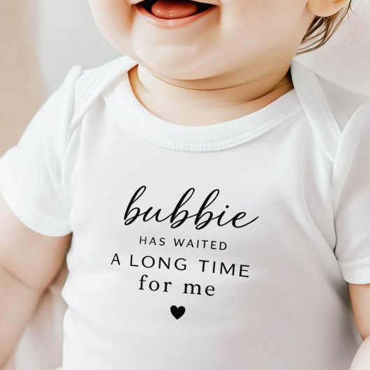 Bubbie a attendu le body pour bébé en cadeau