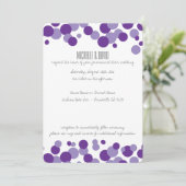 Bubbles pourpres Confetti Invitations de mariage (Debout devant)