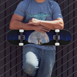 Buck met groot rek tegen volle maan skateboard