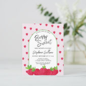 Budget Berry Zoete Aardbei Baby Shower Uitnodiging (Staand voorkant)