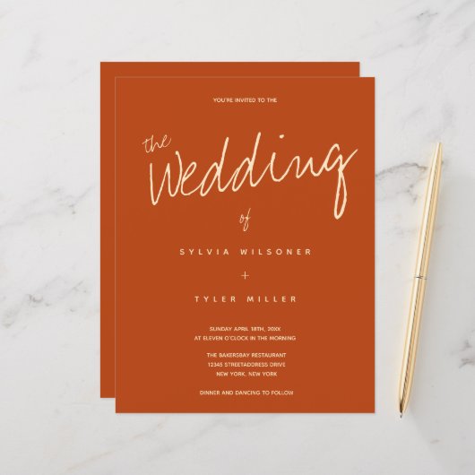 Budget Burnt Oranje Typography Wedding Invitation (Voorkant / Achterkant in situ)