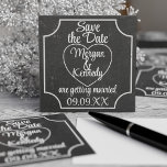 Budget Chalkboard Wedding Enregistrer Le Pack Date<br><div class="desc">Un moyen économique d'envoyer votre Save The Date's - un pack de 100 cartes de visite carrés. J'ai laissé le dos volontairement vide afin que vous puissiez facilement ajouter des détails supplémentaires si vous en avez besoin. J'adore les effets de tableau noir et j'espère que vous le faites aussi. Félicitations...</div>