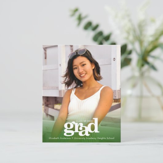 Budget foto groen afstuderen modern invitatie (Staand voorkant)