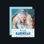 Budget Happy Hanoukka Photo Blue Stars Carte moder<br><div class="desc">"Bonne Hanoukka." Une typographie artisanale amusante, ludique et fantaisiste, et une Star of David motif aléatoire en bleu turquoise clair, superposant des lignes dessinées à la main bleu turquoise clair sur un arrière - plan blanc, avec la photo de votre choix, vous aider à inaugurer à Hanoukka. Des lignes blanches...</div>